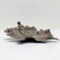 Image 7 of Vide-poche ancien style Art Nouveau en métal bronze – Fée musicienne et grenouilles