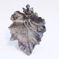 Image 3 of Vide-poche ancien style Art Nouveau en métal bronze – Fée musicienne et grenouilles