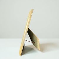 Image 6 of Grand cadre porte-photo en papier cuir serpent  1930 Art Déco et affiche de mode