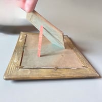 Image 7 of Grand cadre porte-photo en papier cuir serpent  1930 Art Déco et affiche de mode