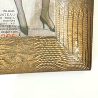 Image 5 of Grand cadre porte-photo en papier cuir serpent  1930 Art Déco et affiche de mode