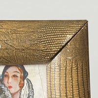 Image 3 of Grand cadre porte-photo en papier cuir serpent  1930 Art Déco et affiche de mode