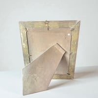 Image 8 of Grand cadre porte-photo en papier cuir serpent  1930 Art Déco et affiche de mode