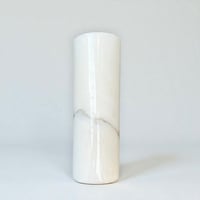 Image 1 of Vase rouleau en marbre blanc naturel vintage 1970 - Vase cylindrique 