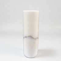 Image 2 of Vase rouleau en marbre blanc naturel vintage 1970 - Vase cylindrique 