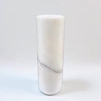 Image 3 of Vase rouleau en marbre blanc naturel vintage 1970 - Vase cylindrique 