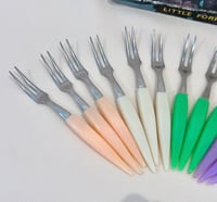 Image 3 of Set vintage de petits piques à cocktails - apéro - inox & plastique - design rétro 60s