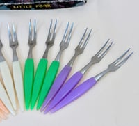 Image 4 of Set vintage de petits piques à cocktails - apéro - inox & plastique - design rétro 60s