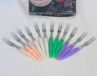 Image 2 of Set vintage de petits piques à cocktails - apéro - inox & plastique - design rétro 60s