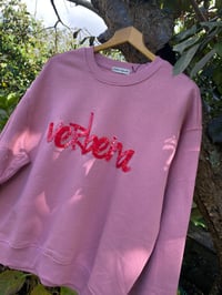 Image 2 of Suadoiro bordado a man. VERBENA. Rosa letras vermellas. 