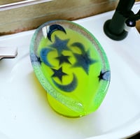 Glow in the dark self draining soap dish
