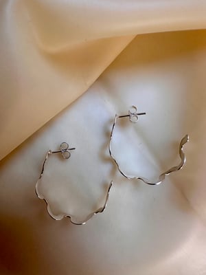 Image of Wiggly hoop earring