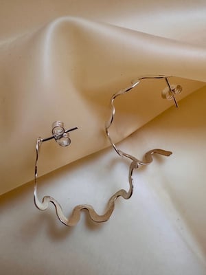 Image of Wiggly hoop earring