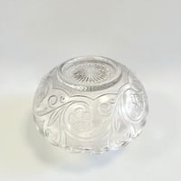 Image 6 of Coupelle - ramequin ancien en verre Pressé - Décor Floral et Volutes milieu  XXᵉ