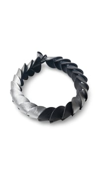 Image 21 of Collana scultura, artigianale, in pelle, modello: ARMADILLO n.1 