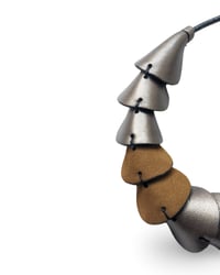 Image 13 of Collana artigianale in pelle, modello: ARMADILLO n.2 