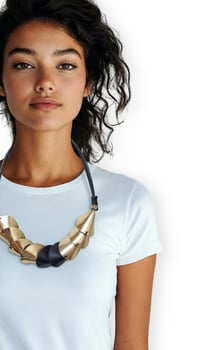 Image 2 of Collana artigianale in pelle, modello: ARMADILLO n.2 