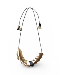 Image 11 of Collana artigianale in pelle, modello: ARMADILLO THIN