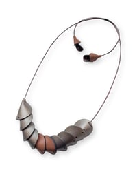 Image 4 of Collana artigianale in pelle, modello: ARMADILLO THIN