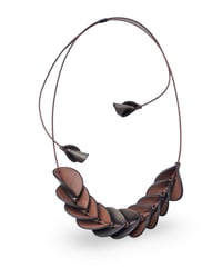 Image 7 of Collana artigianale in pelle, modello: ARMADILLO THIN