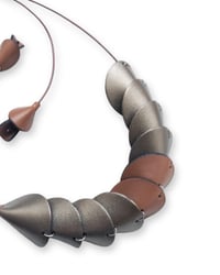 Image 5 of Collana artigianale in pelle, modello: ARMADILLO THIN