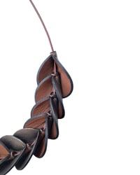 Image 9 of Collana artigianale in pelle, modello: ARMADILLO THIN