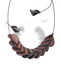 Image 8 of Collana artigianale in pelle, modello: ARMADILLO THIN