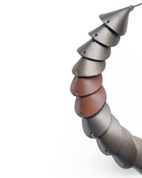 Image 6 of Collana artigianale in pelle, modello: ARMADILLO THIN