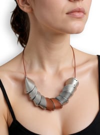 Image 15 of Collana artigianale in pelle, modello: ARMADILLO THIN