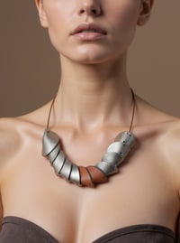 Image 2 of Collana artigianale in pelle, modello: ARMADILLO THIN