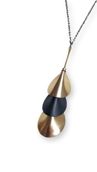 Image 5 of Collana lunga con pendente, artigianale, in pelle e ottone, modello: ARMADILLO LONG