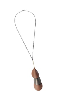 Image 13 of Collana lunga con pendente, artigianale, in pelle e ottone, modello: ARMADILLO LONG