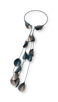 Image 23 of Collana artigianale in pelle, modello "ELITRE CASCATA"