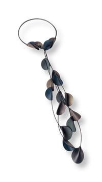 Image 25 of Collana artigianale in pelle, modello "ELITRE CASCATA"