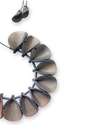 Image 7 of Collana scutlura, artigianale, in pelle, modello "ELITRE COLLIER"