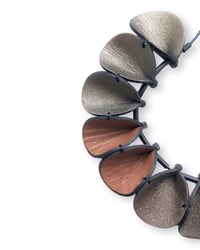 Image 8 of Collana scutlura, artigianale, in pelle, modello "ELITRE COLLIER"