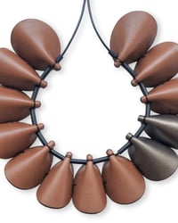 Image 11 of Collana scutlura, artigianale, in pelle, modello "ELITRE COLLIER"