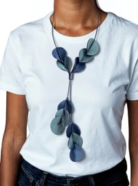 Image 8 of Collana scutlura, artigianale, in pelle, modello "ELITRE TULIP"