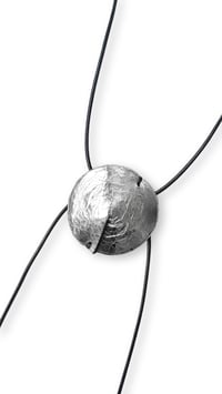 Image 6 of Collana lunga, artigianale, in pelle, modello "TORTOISE YOYO"