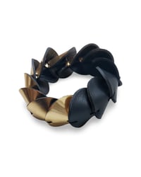 Image 1 of Bracciale scultura, artigianale, in pelle, modello: ARMADILLO