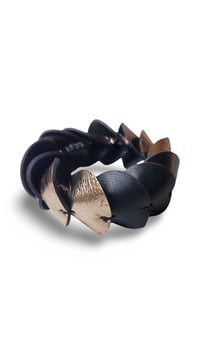 Image 11 of Bracciale scultura, artigianale, in pelle, modello: ARMADILLO