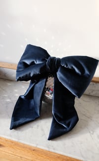 Image 2 of Maxi bow velours bleu marine - décoration
