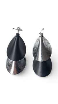 Image 3 of Orecchini pendente, in pelle e ottone, modello: ARMADILLO PENDANTS