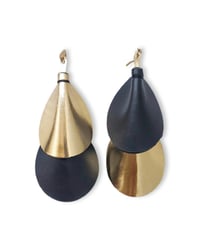 Image 1 of Orecchini pendente, in pelle e ottone, modello: ARMADILLO PENDANTS
