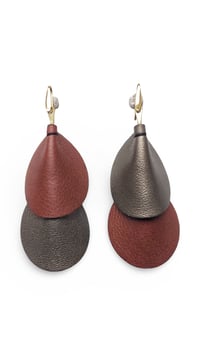 Image 6 of Orecchini pendente, in pelle e ottone, modello: ARMADILLO PENDANTS