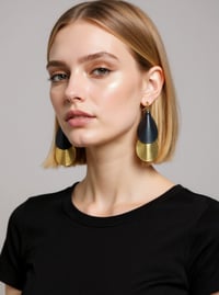 Image 2 of Orecchini pendente, in pelle e ottone, modello: ARMADILLO PENDANTS