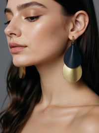 Image 7 of Orecchini pendente, in pelle e ottone, modello: ARMADILLO PENDANTS