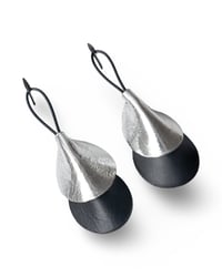 Image 3 of Orecchini pendente, in pelle, modello: ARMADILLO DROP