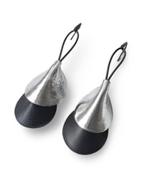 Image 4 of Orecchini pendente, in pelle, modello: ARMADILLO DROP