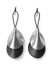 Image 2 of Orecchini pendente, in pelle, modello: ARMADILLO DROP